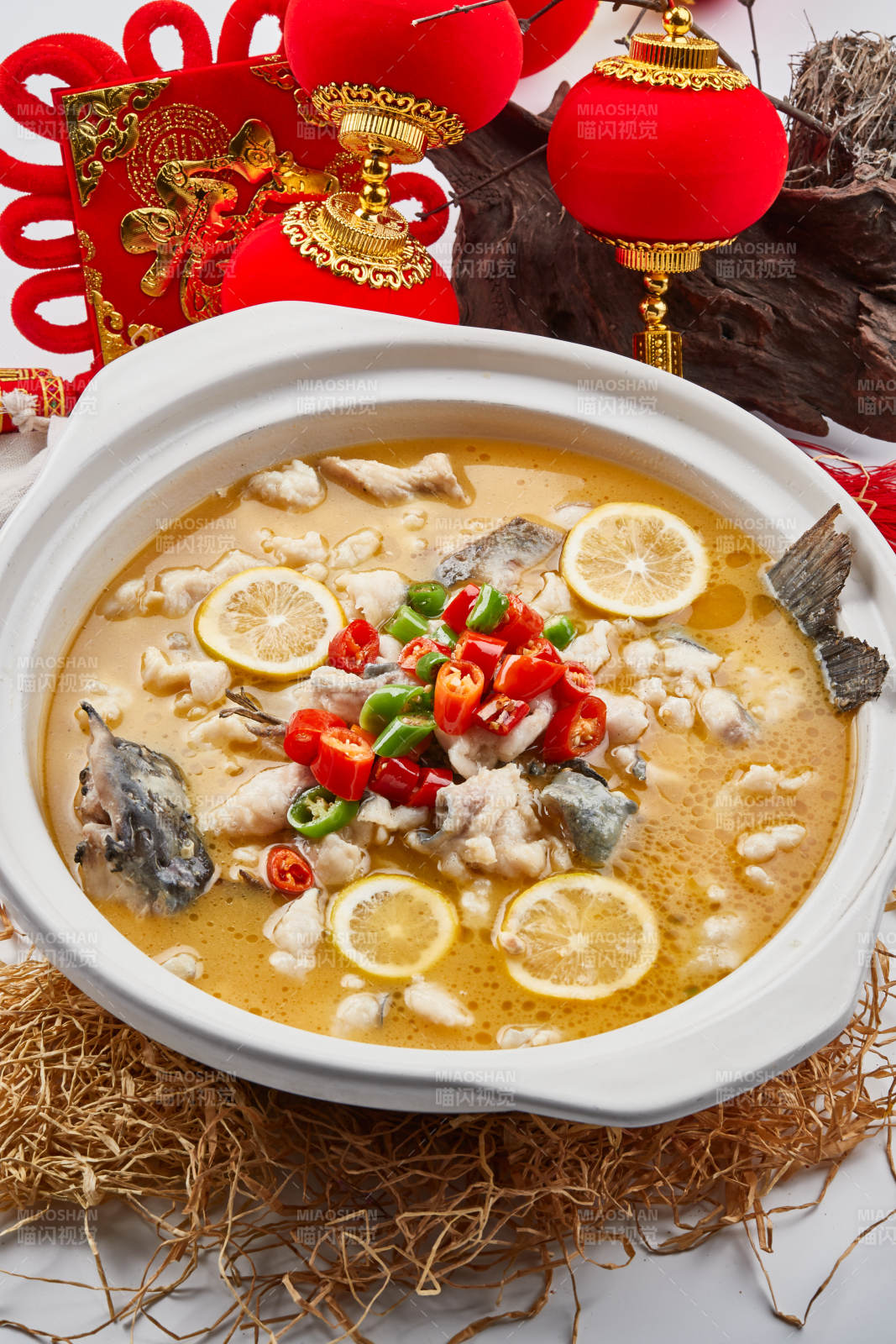 白色砂锅装的酸汤草鱼图片