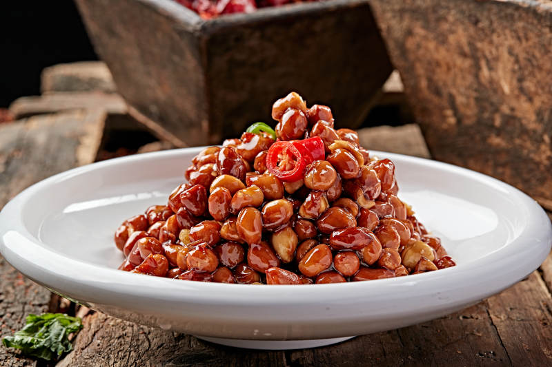 白色瓷盘装的老醋花生米图片