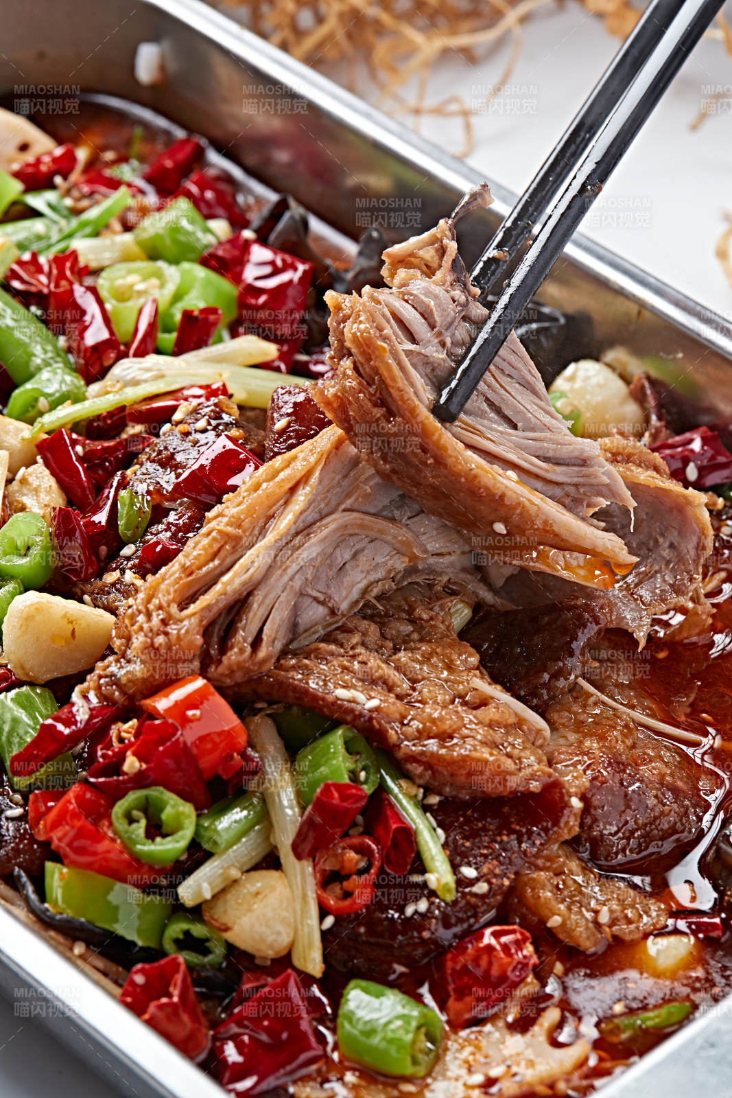 川香麻辣红油烤猪肘图片