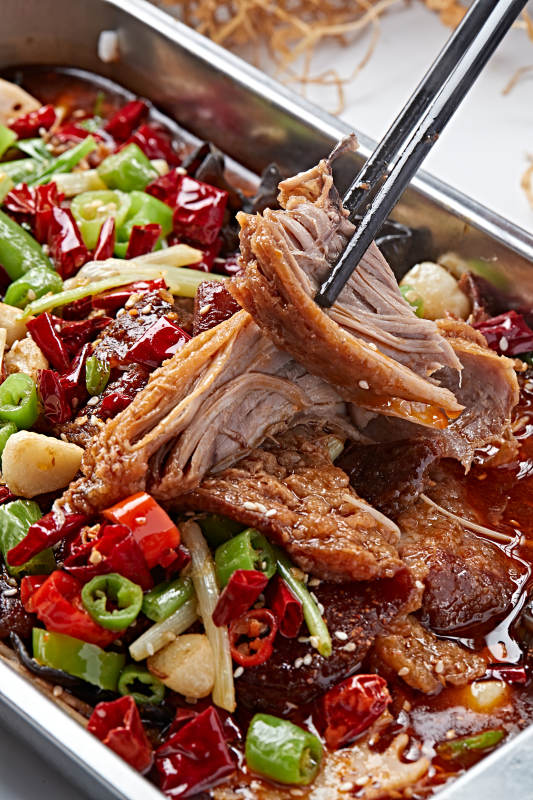 川香麻辣红油烤猪肘图片