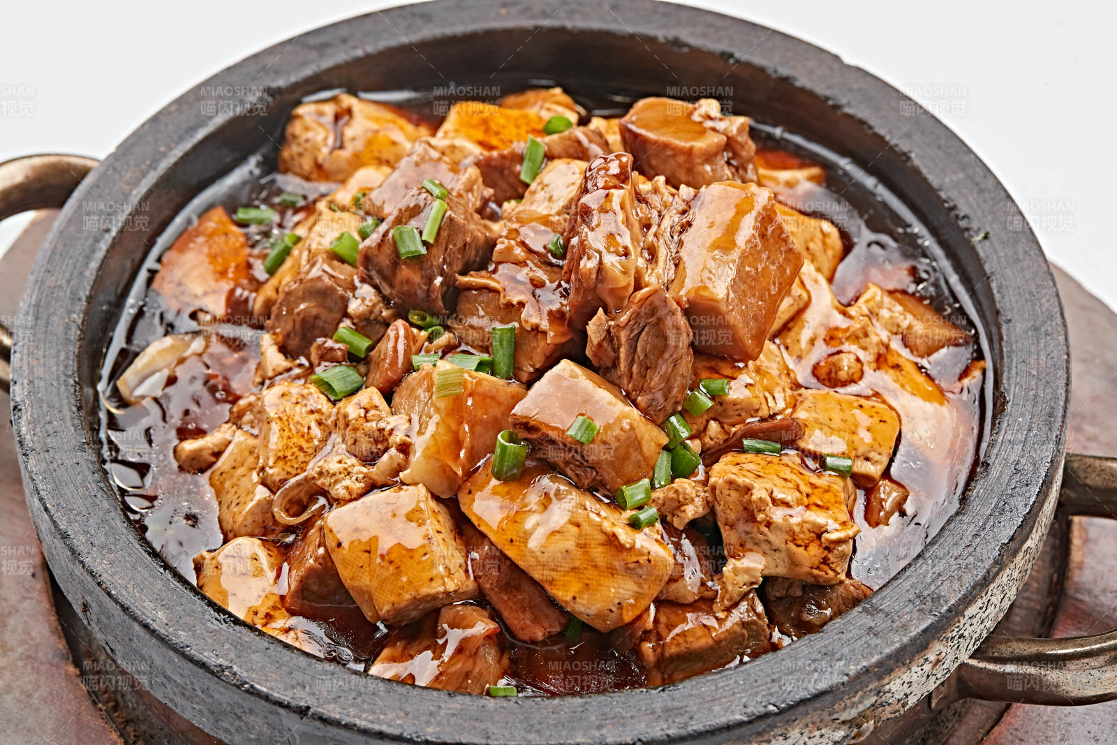黑色砂锅装的猪楠烧豆腐图片