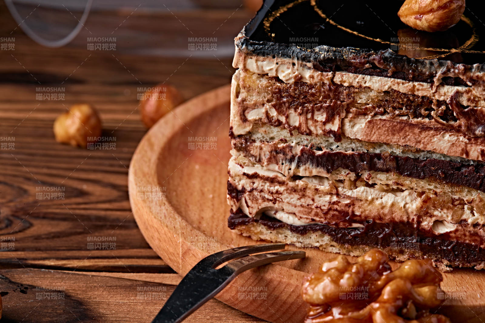 比利黑巧克力鲜奶慕斯杏仁蛋糕图片