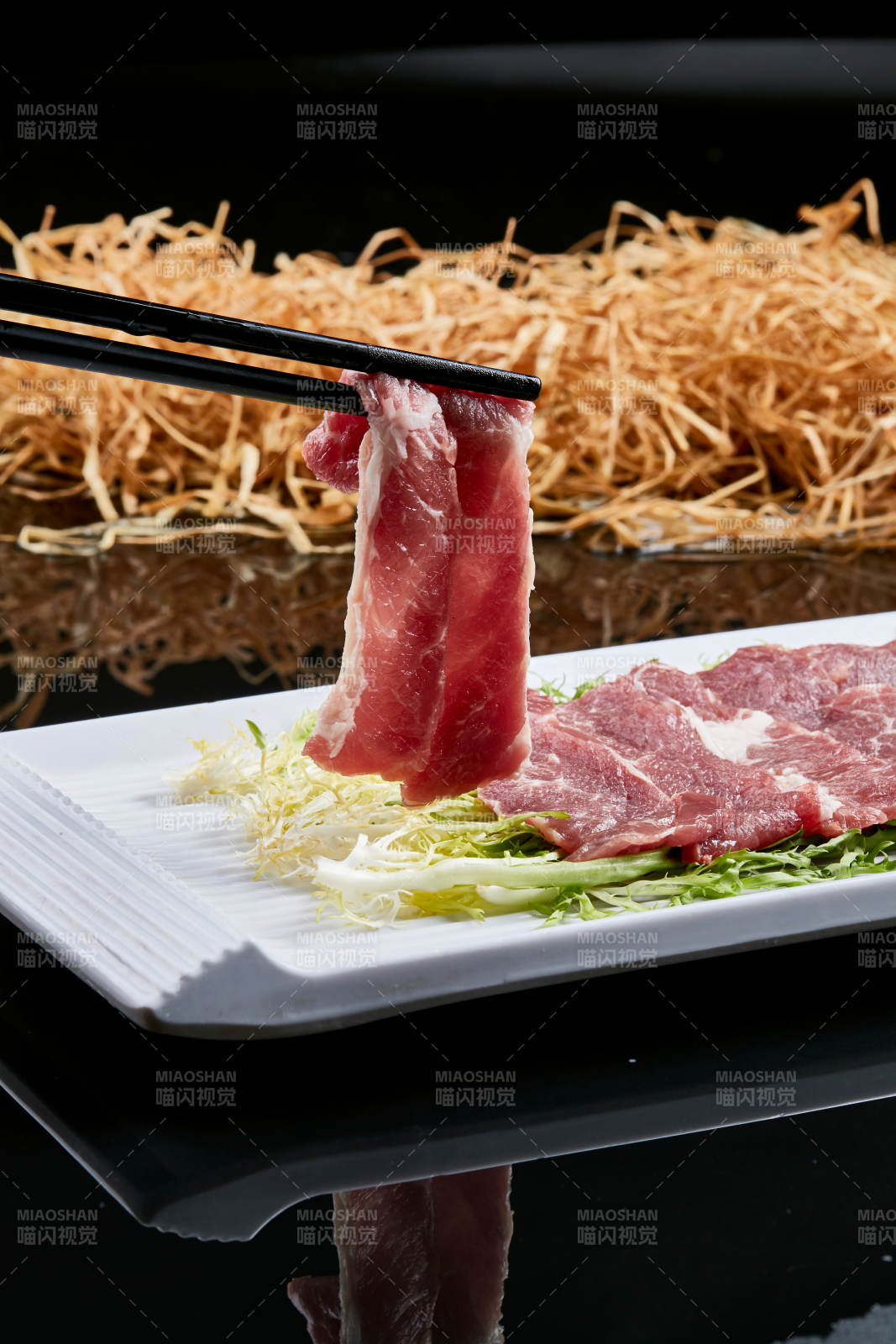 白色瓷盘装的的韩式烤肉食材猪梅肉图片