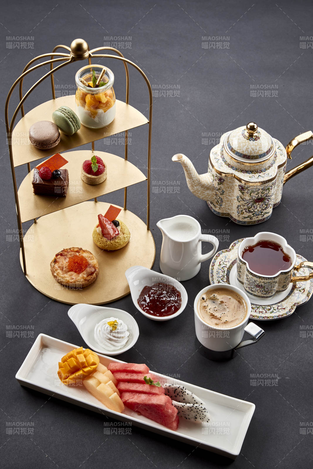 铺满一桌的精致美味英式下午茶图片