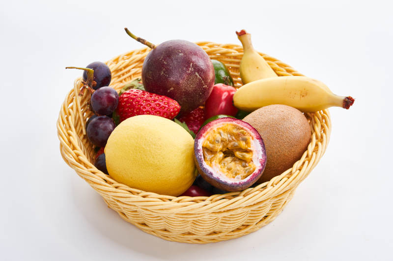 白色背景上摆放的新鲜水果篮图片