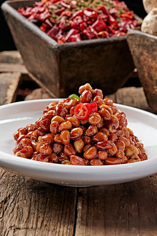 白色瓷盘装的老醋花生米图片