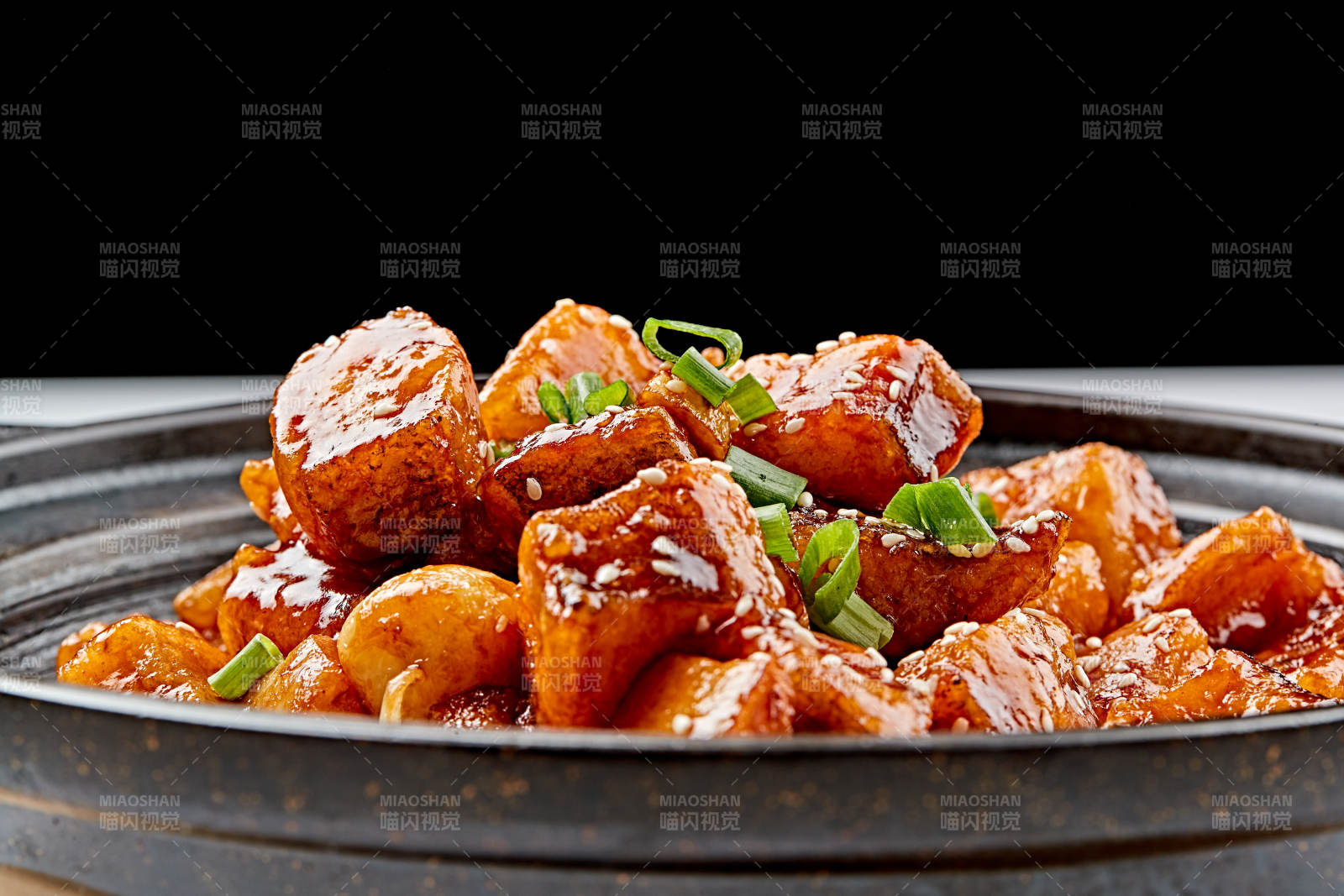 精美餐具装的砂锅煲仔蒜香鳕鱼粒图片