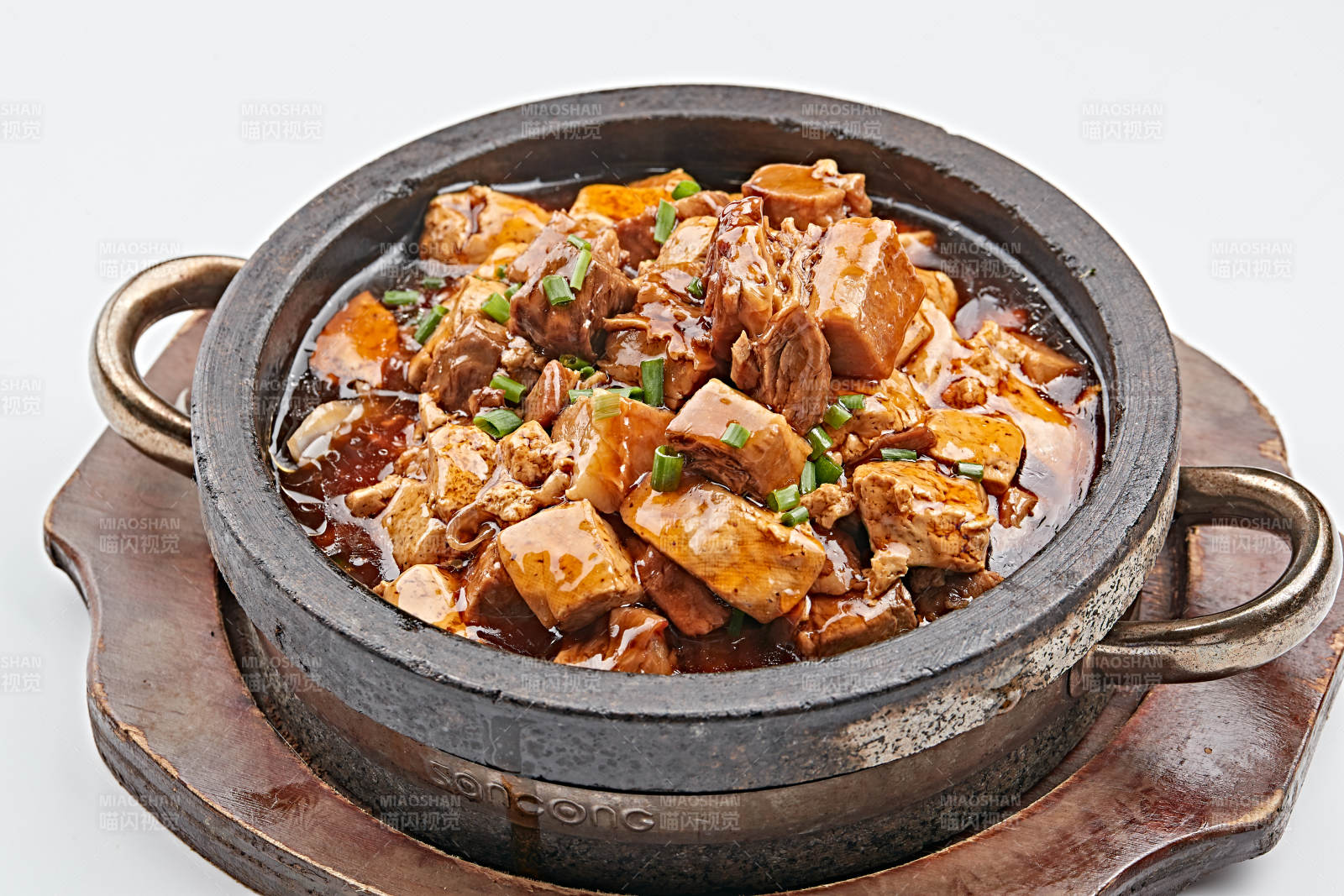 黑色砂锅装的猪楠烧豆腐图片