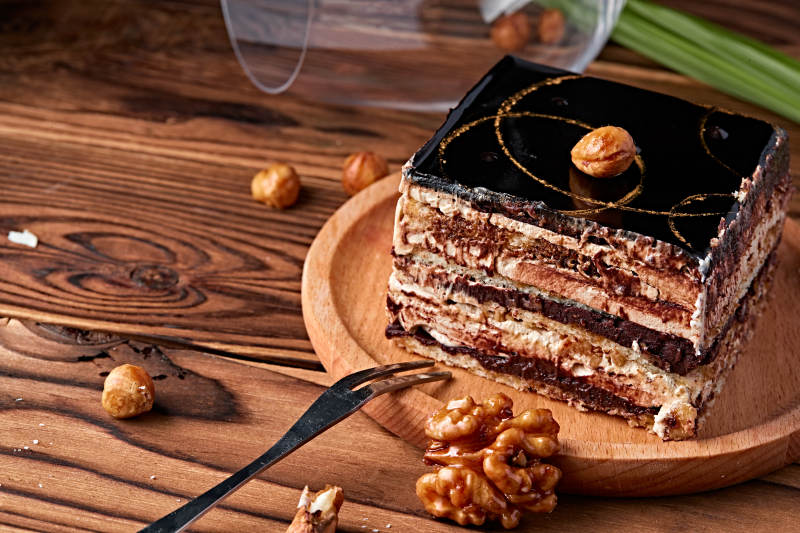 比利黑巧克力鲜奶慕斯杏仁蛋糕图片