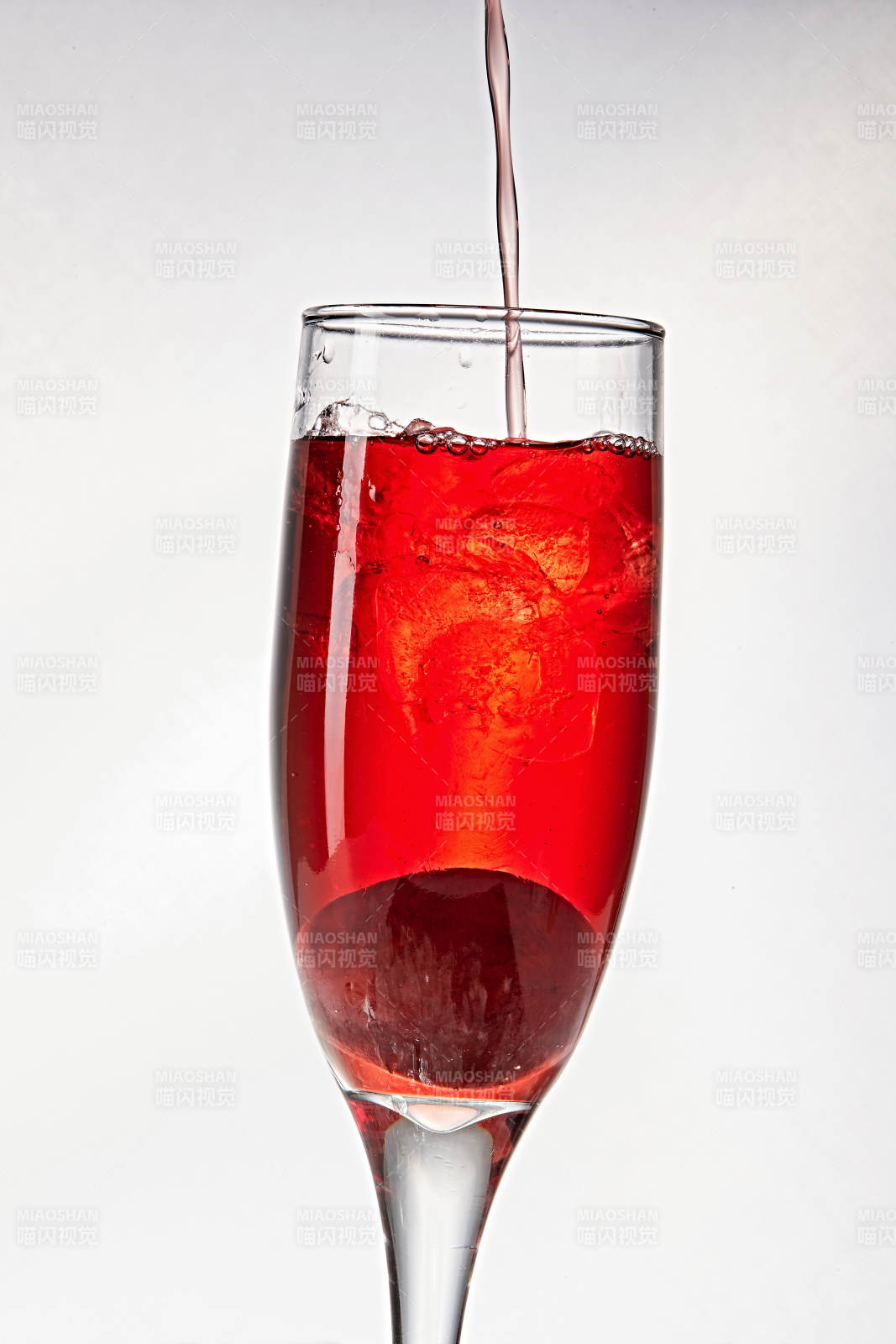 布满冰块的酒杯中的清凉桃子味预调酒图片