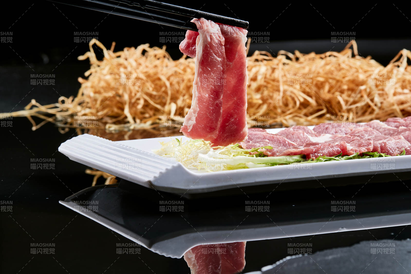 白色瓷盘装的的韩式烤肉食材猪梅肉图片