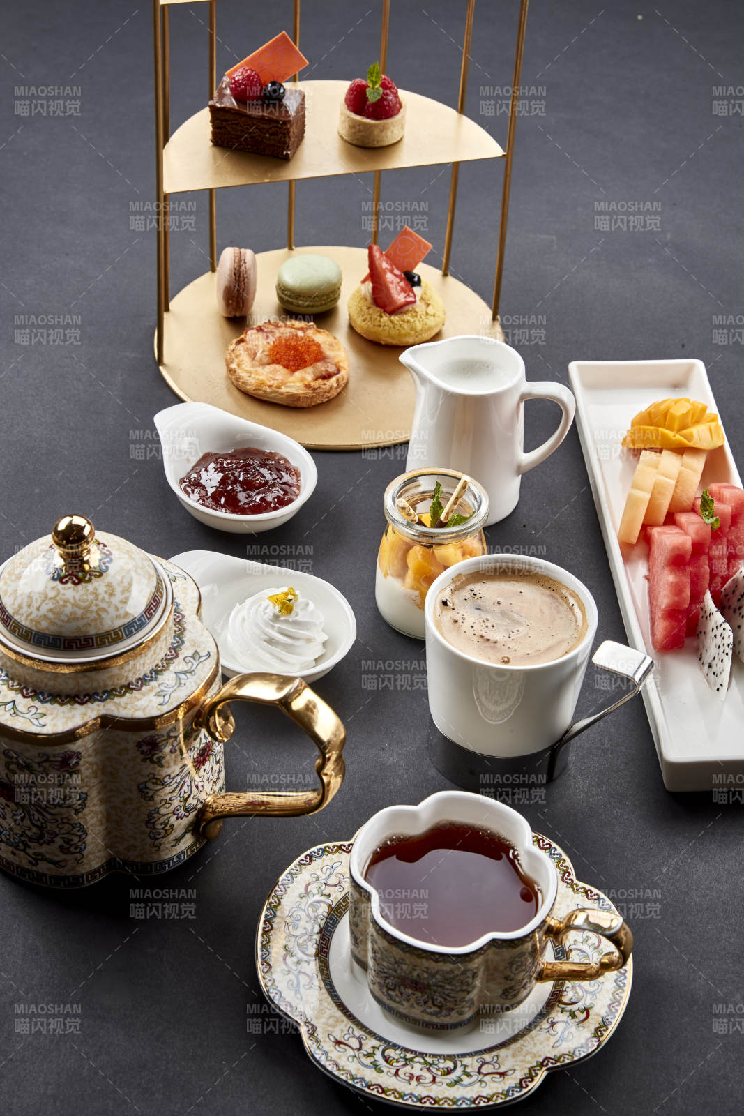 铺满一桌的精致美味英式下午茶图片