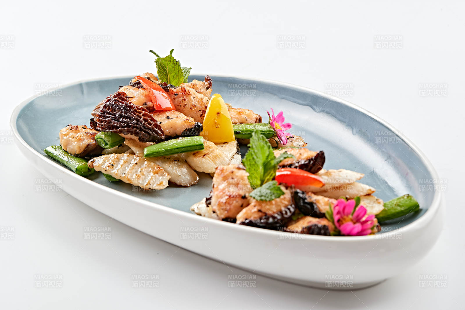 精美瓷盘装的黑胡椒彩椒蜜豆山药小炒羊肚菌图片