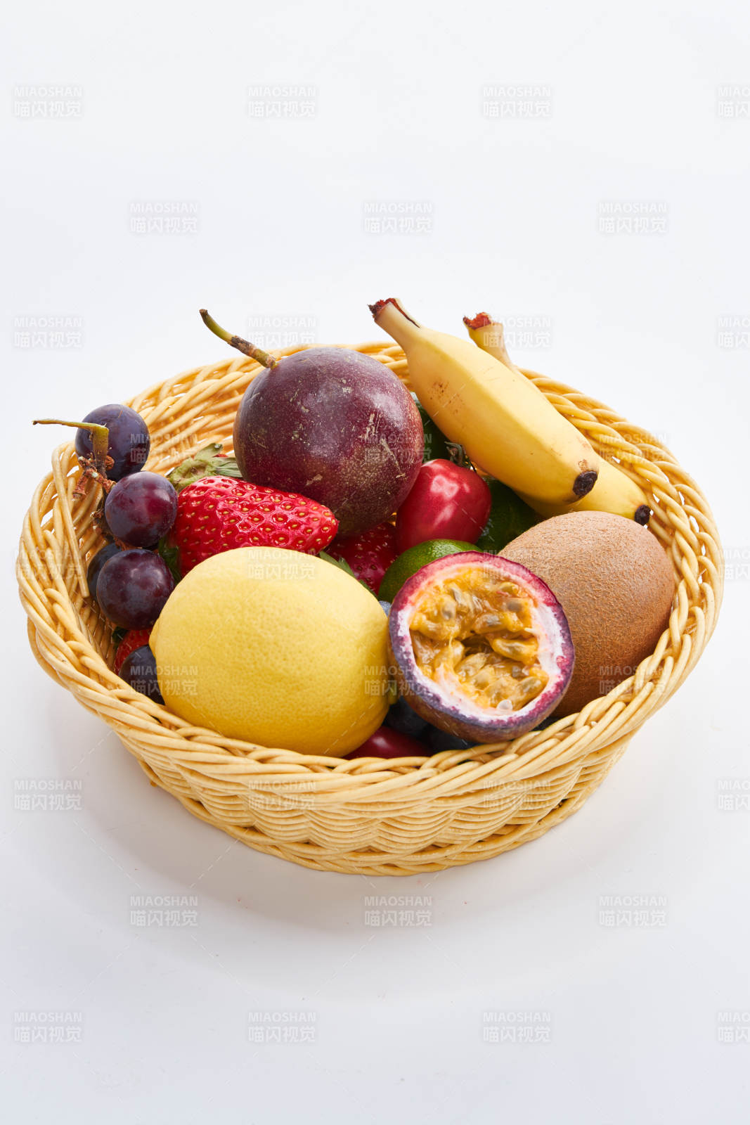 白色背景上摆放的新鲜水果篮图片