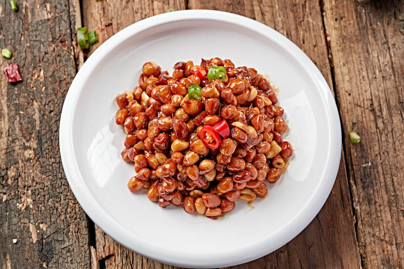 白色瓷盘装的老醋花生米图片
