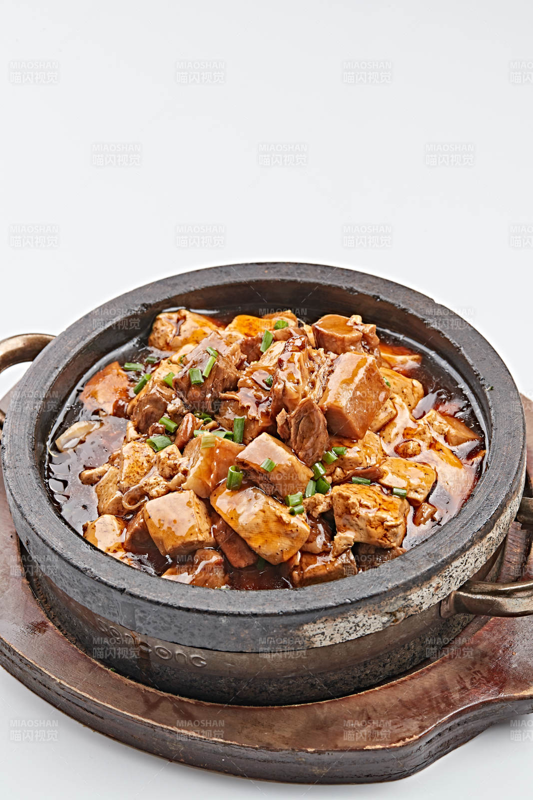 黑色砂锅装的猪楠烧豆腐图片