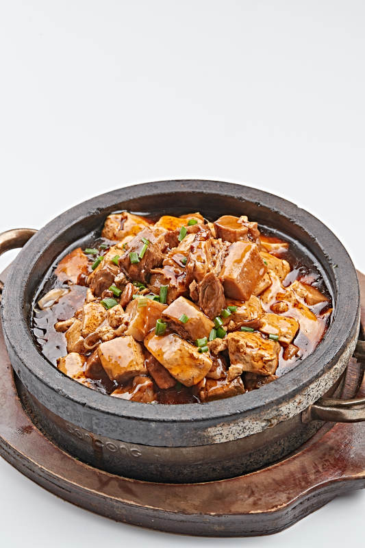 黑色砂锅装的猪楠烧豆腐图片