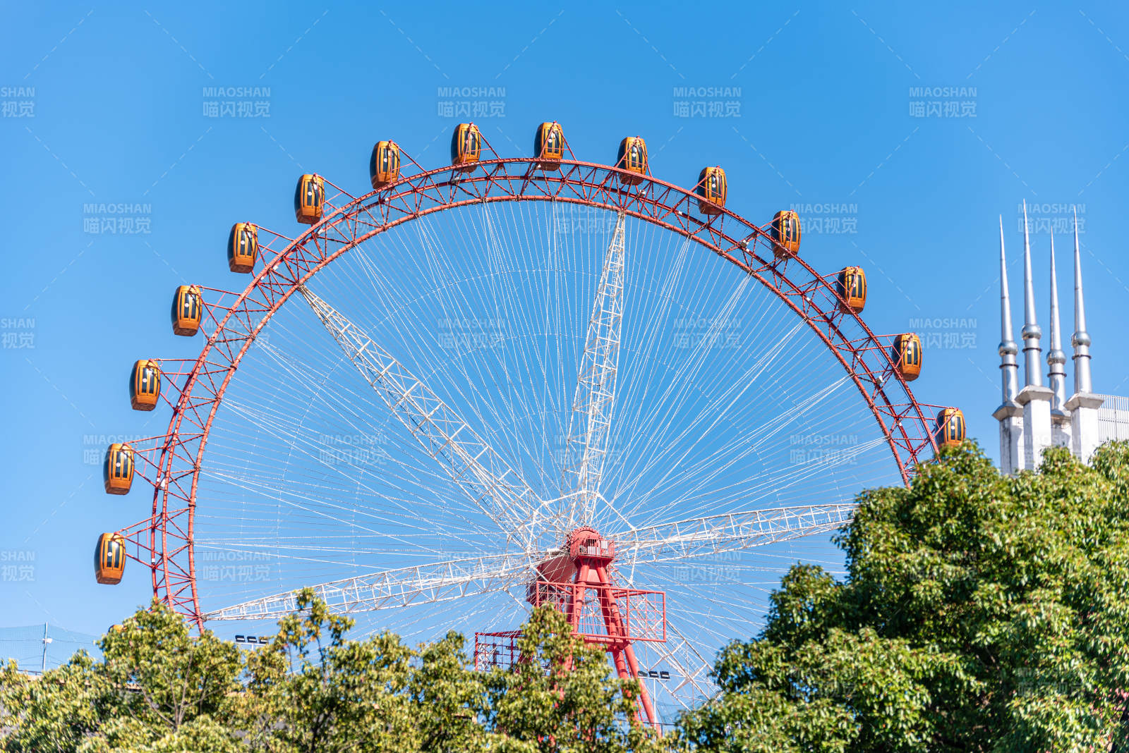 摩天轮与教堂塔尖霸都摩天轮图片