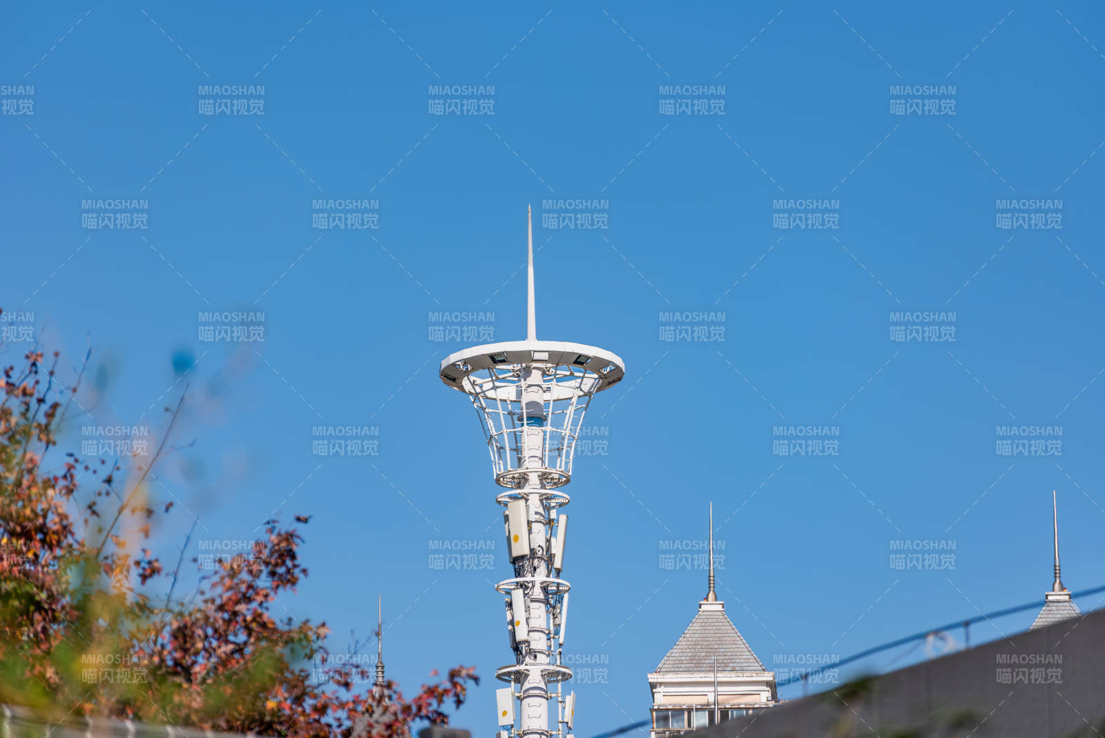 塔尖映蓝天通讯塔图片