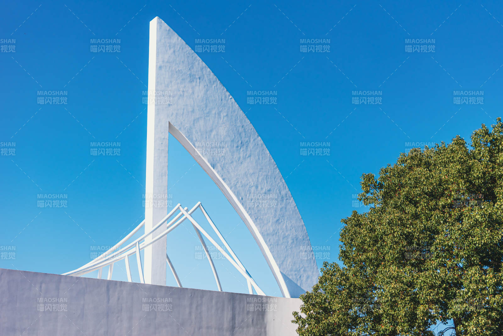 蓝天下的现代雕塑徽园图片