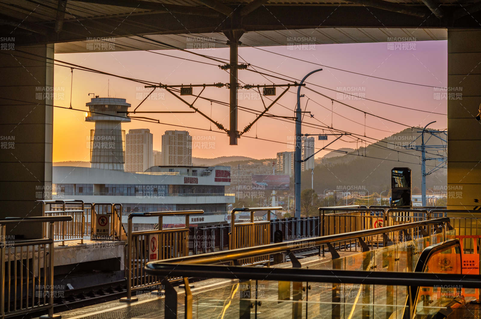 城市黄昏站台景图片