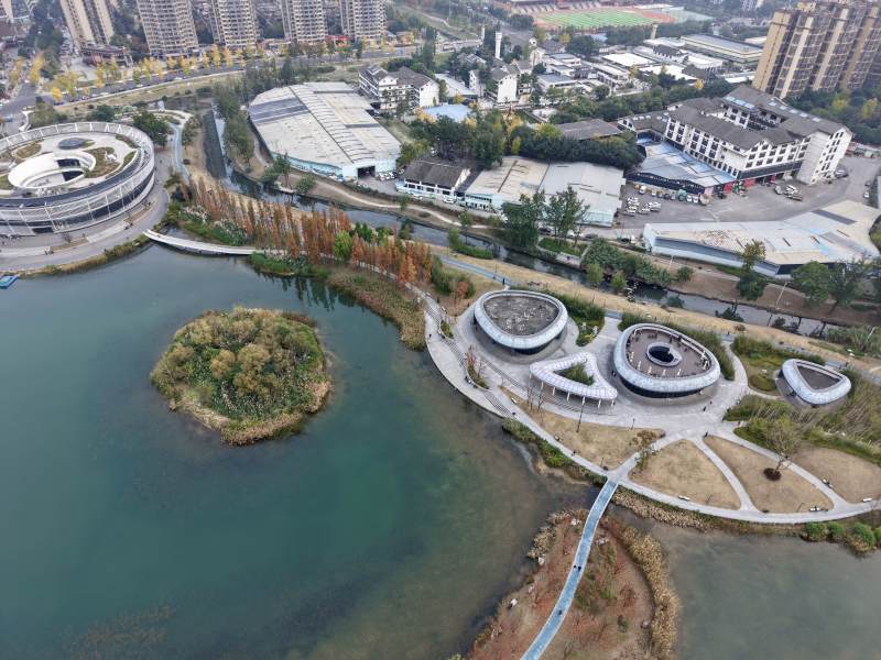 城市湖畔公园航拍（公园）图片