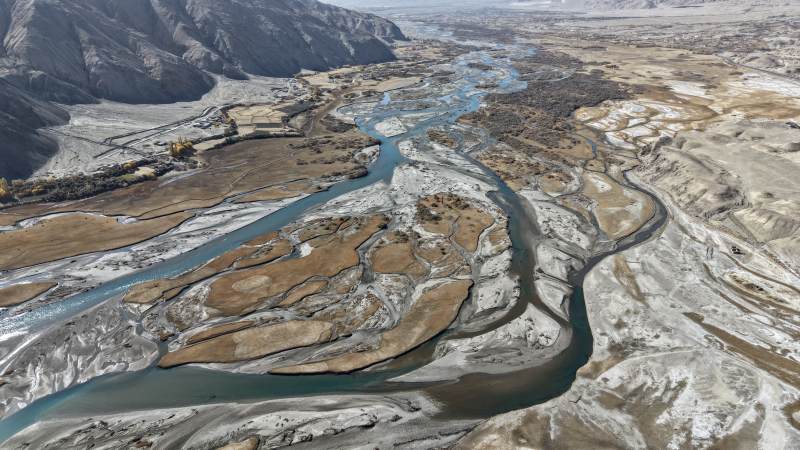 蜿蜒河流穿峡谷（流水）图片