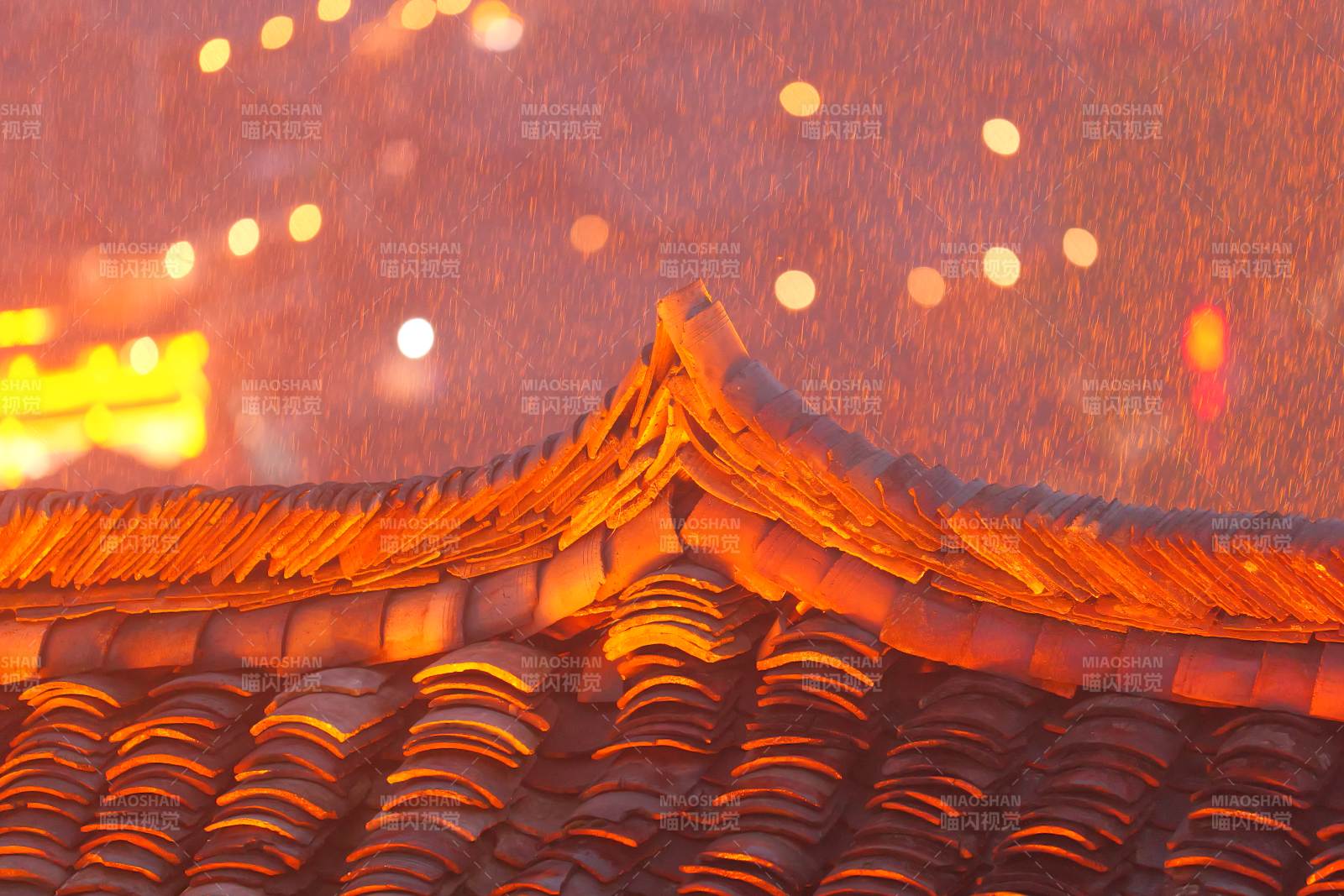雨夜古瓦光影（雨中的千户苗寨）图片