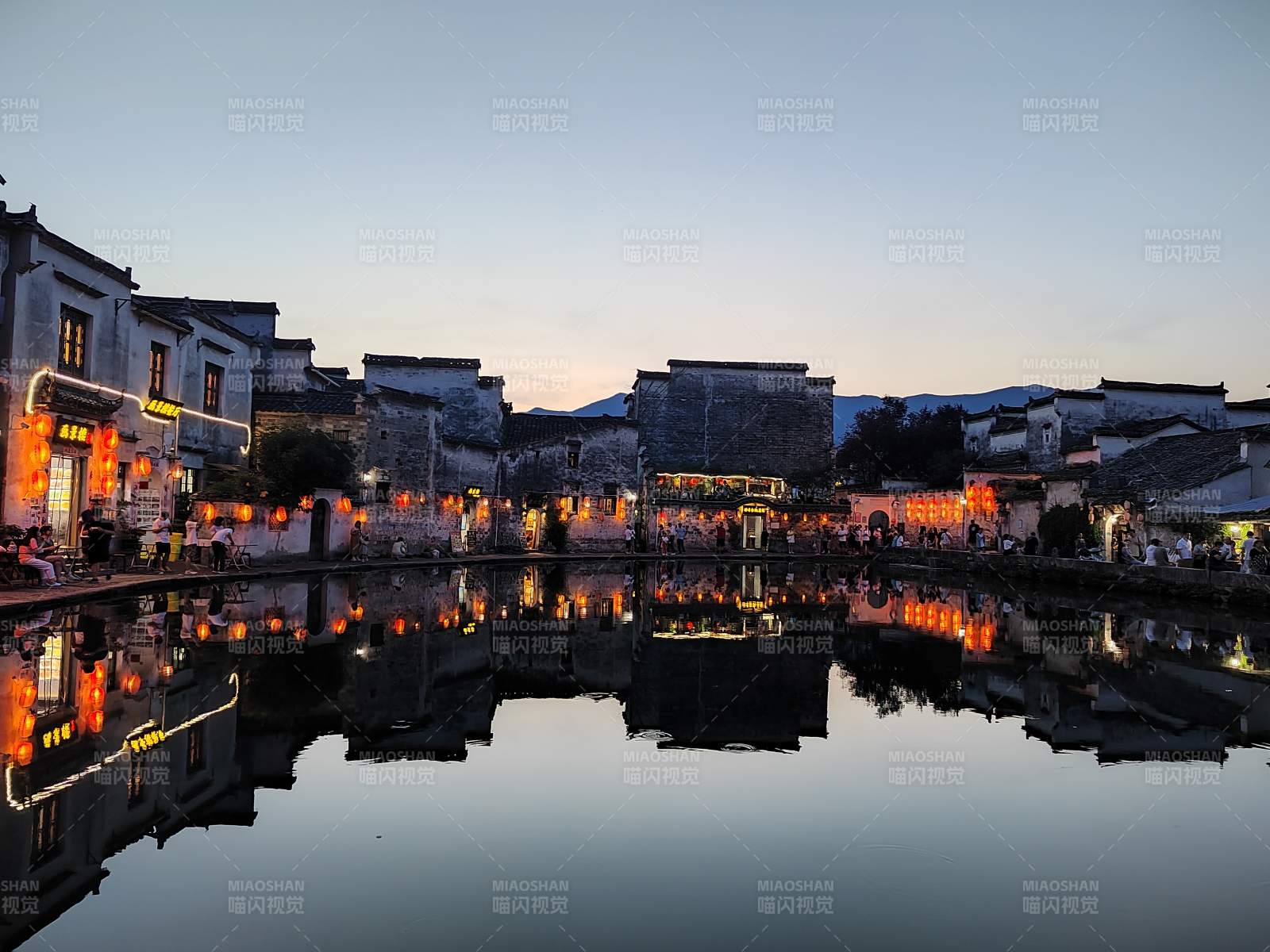 宏村古镇夜色倒影图片