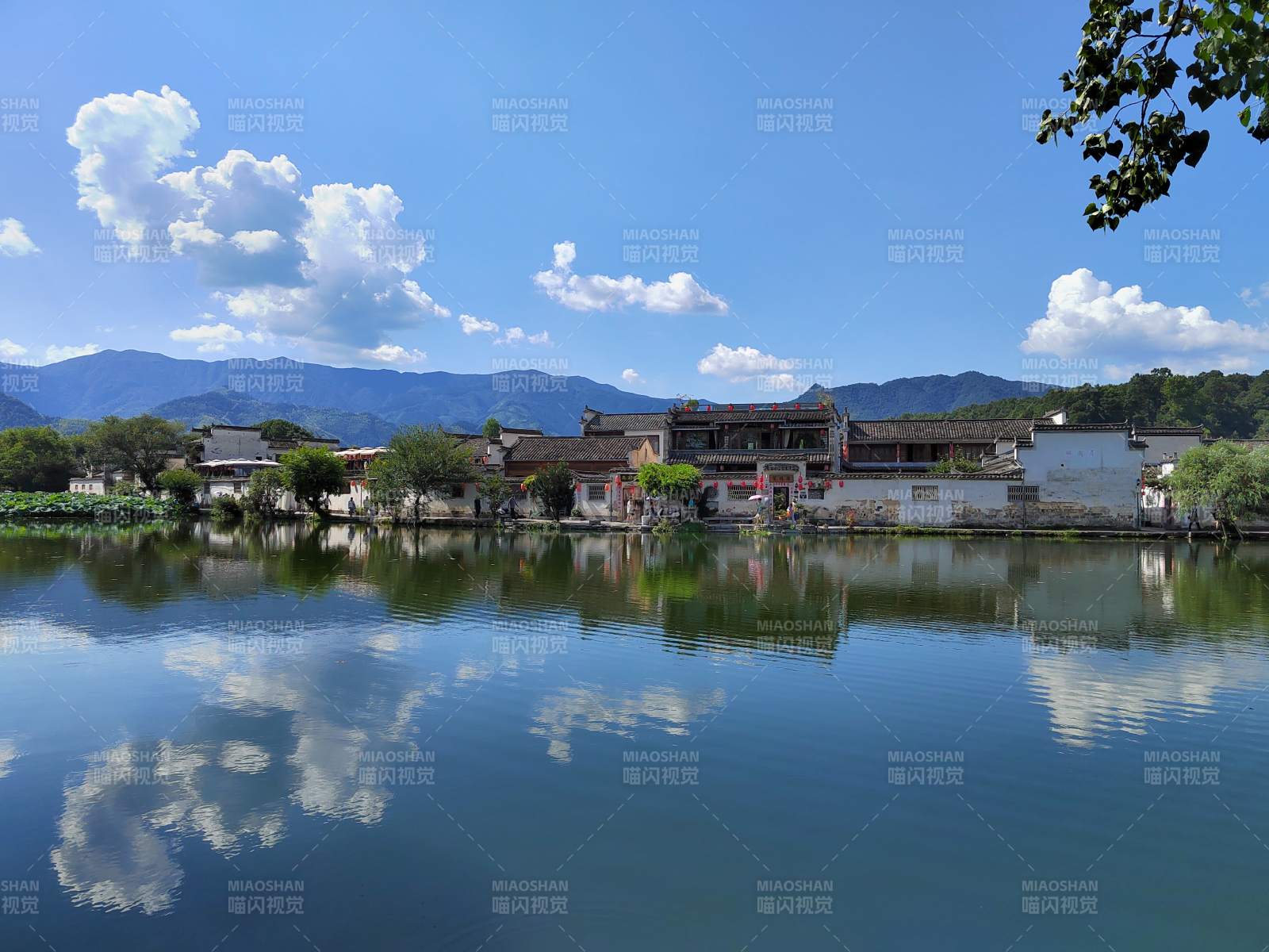 宏村湖畔古村映蓝天图片