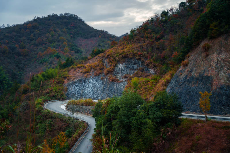 杭州富阳山间蜿蜒公路图片