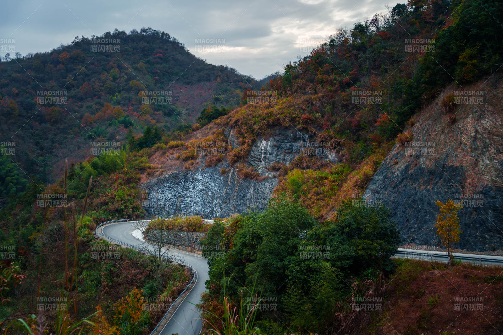 杭州富阳山间蜿蜒公路图片