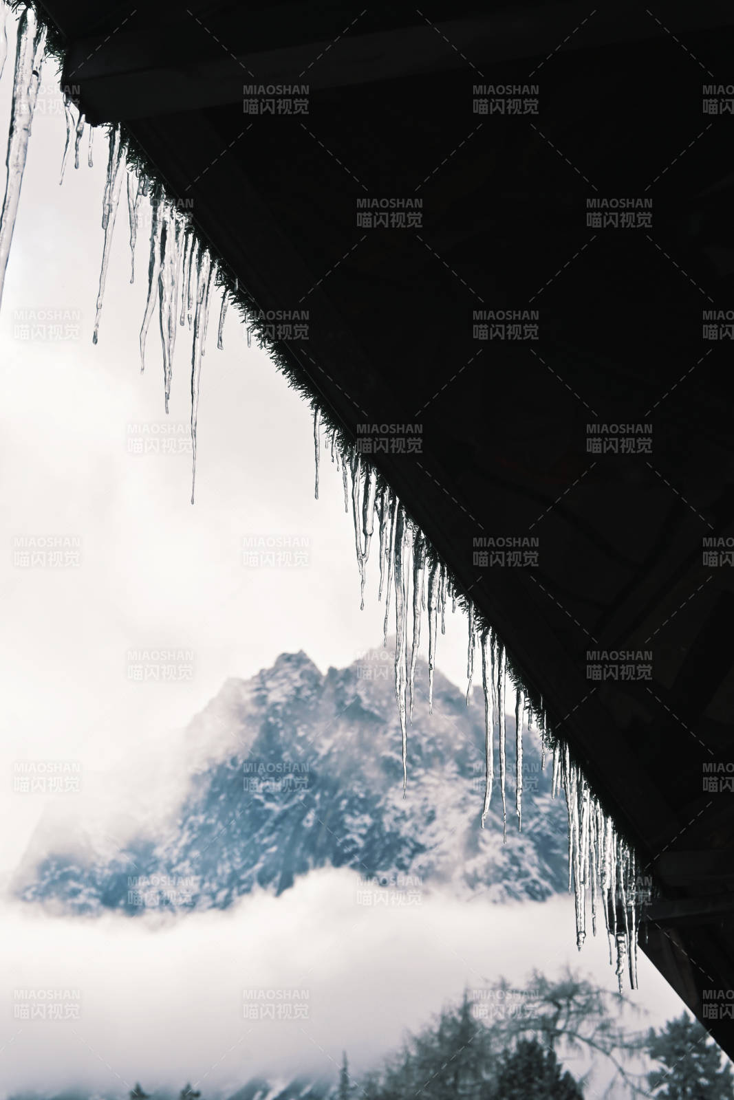 冰凌悬山云雾间图片