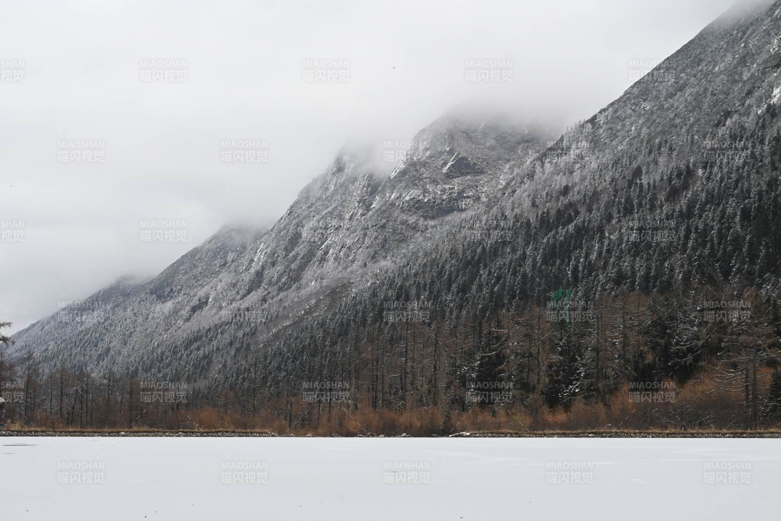 雪覆山林湖景毕棚沟图片