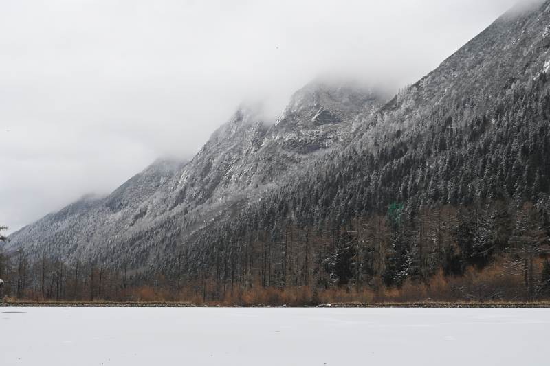 雪覆山林湖景毕棚沟图片