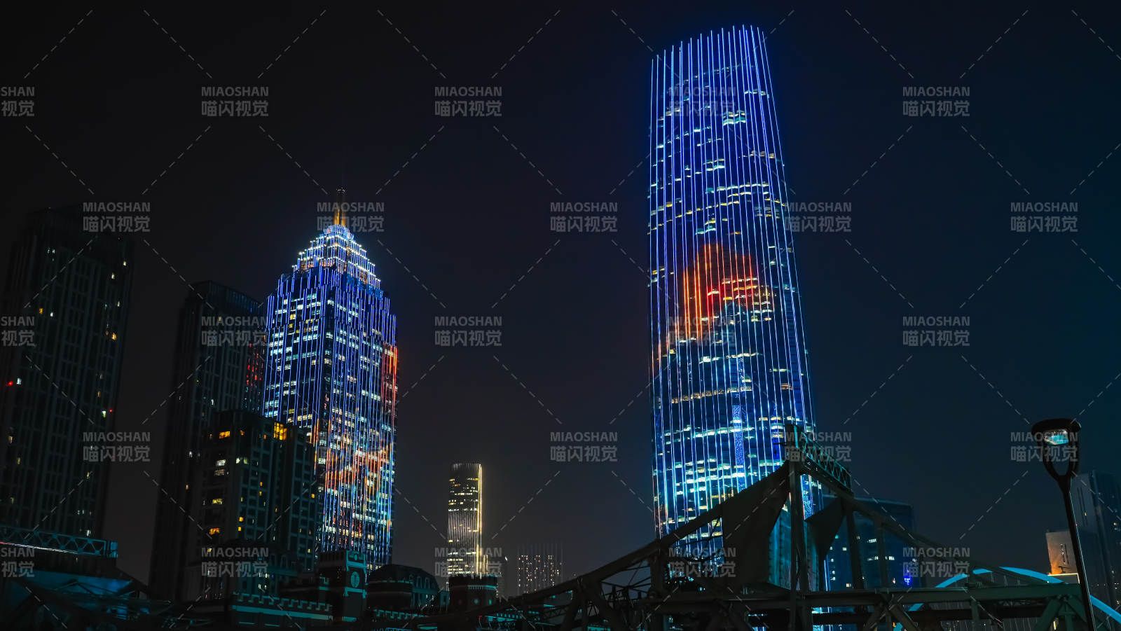 天津夜幕下的城市之光图片