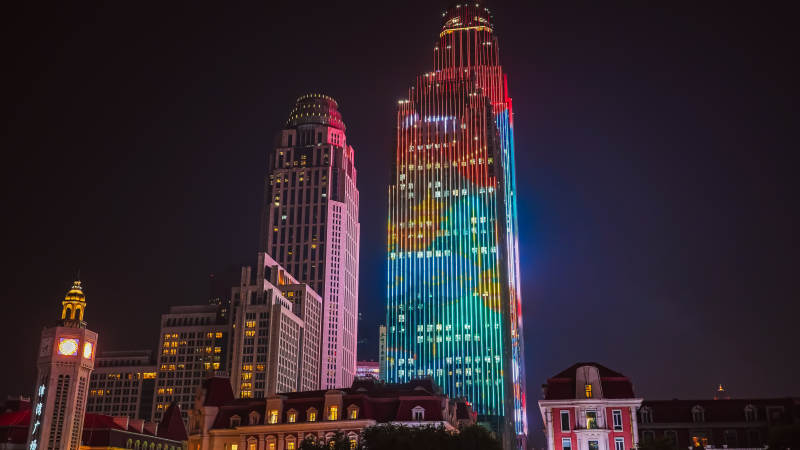 天津夜色中的城市灯光秀图片