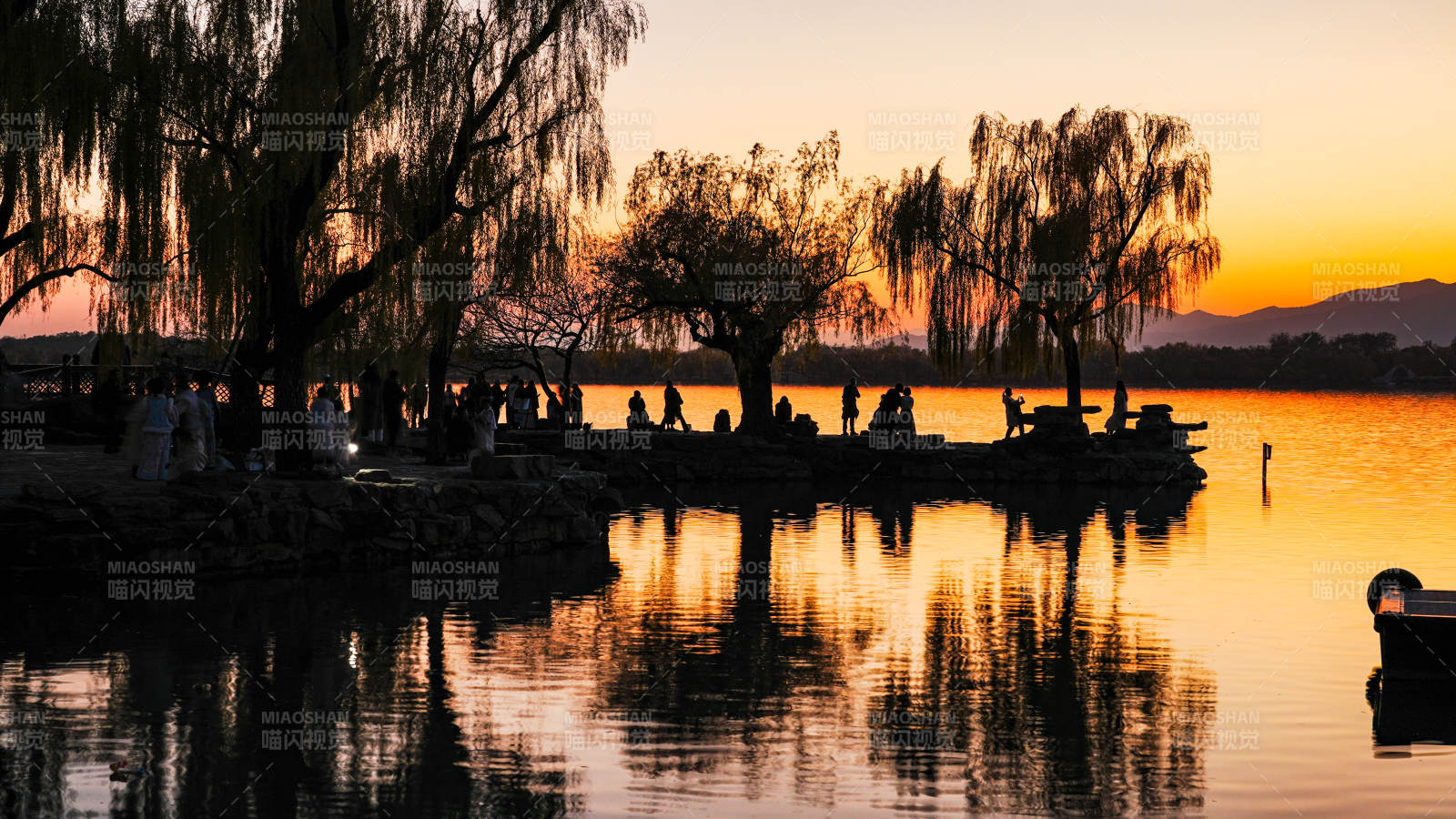 颐和园昆明湖畔黄昏剪影图片