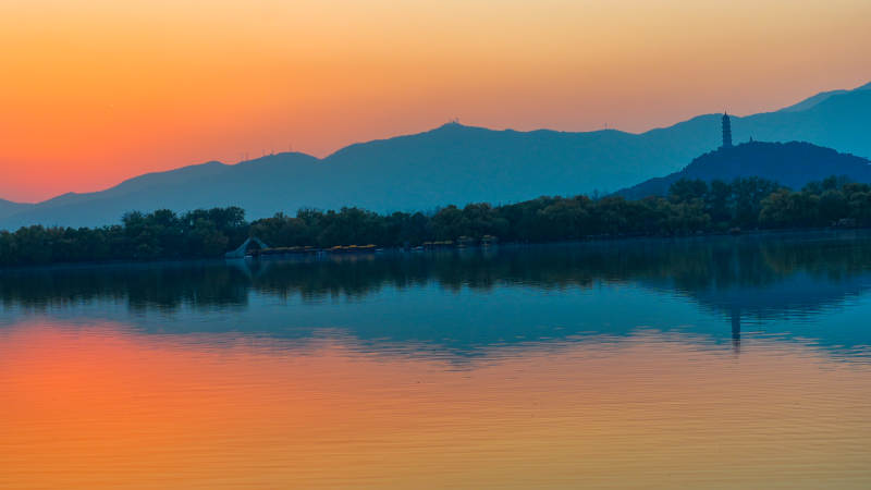 颐和园昆明湖湖光山色映晚霞图片