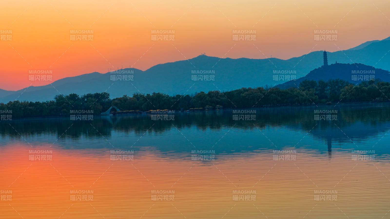 颐和园昆明湖湖光山色映晚霞图片