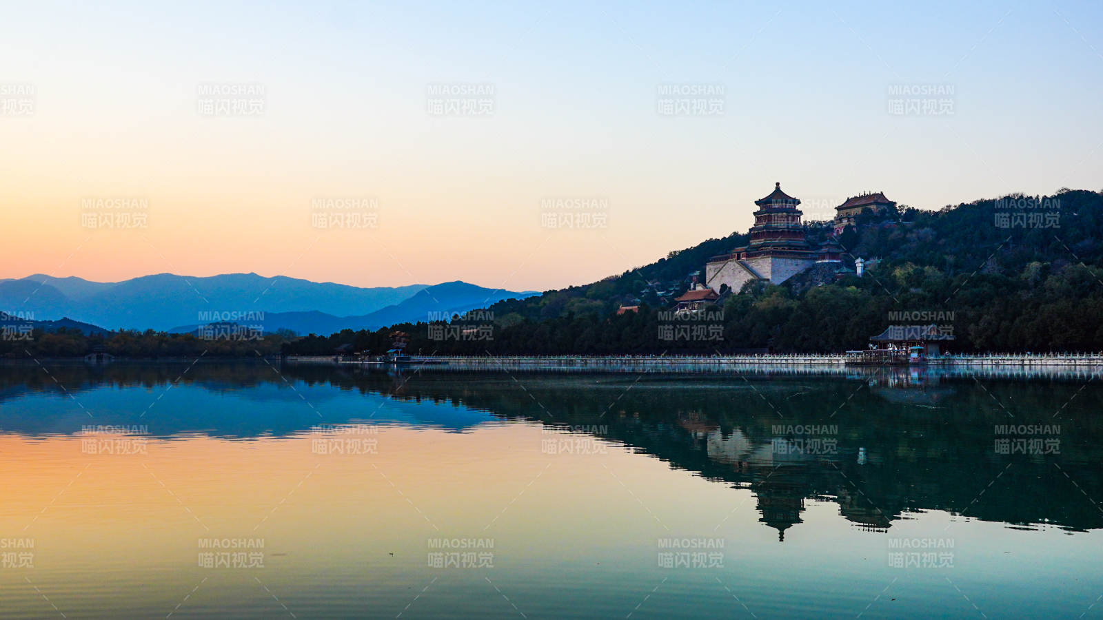 颐和园昆明湖湖光山色映古塔图片
