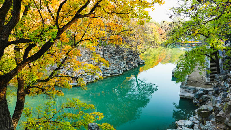 颐和园后湖秋水映林 静谧如画图片