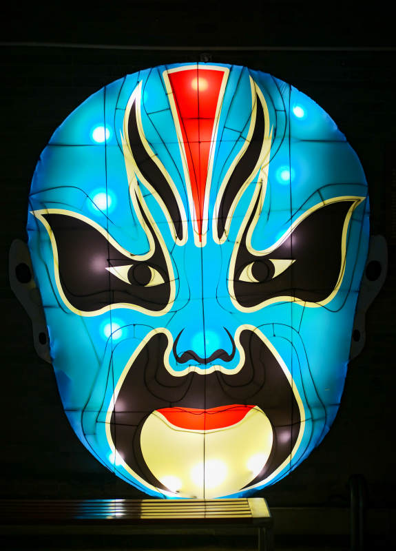 胜芳古镇大戏台—彩灯脸谱图片