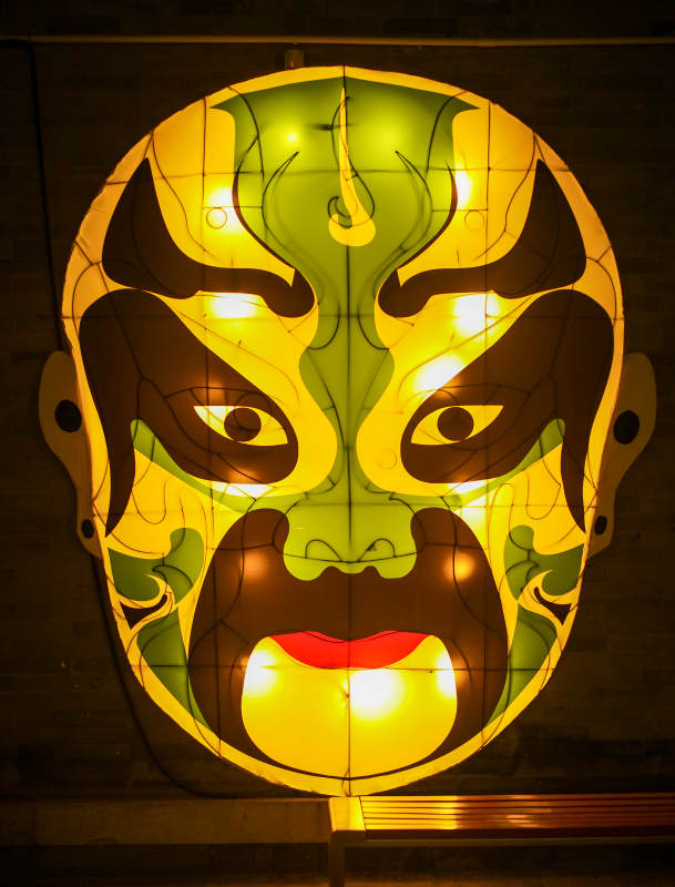 胜芳古镇大戏台—彩灯脸谱图片