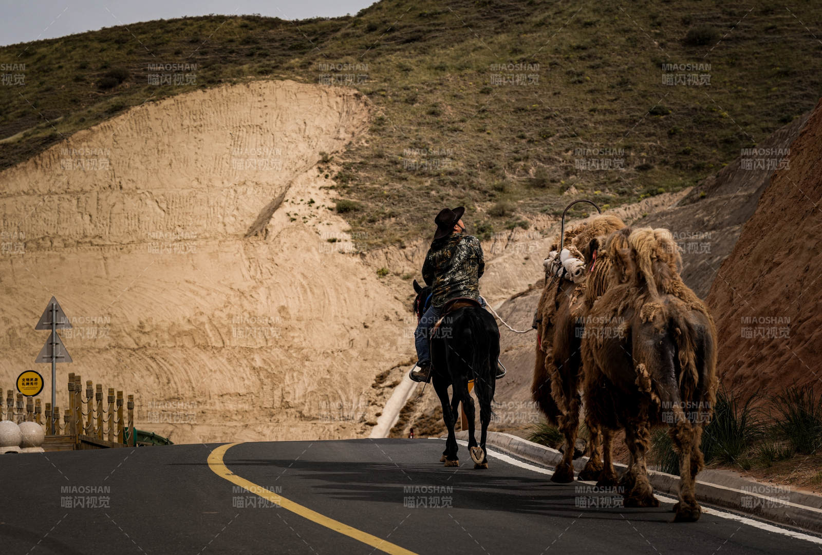 兰州水墨丹霞风景图片