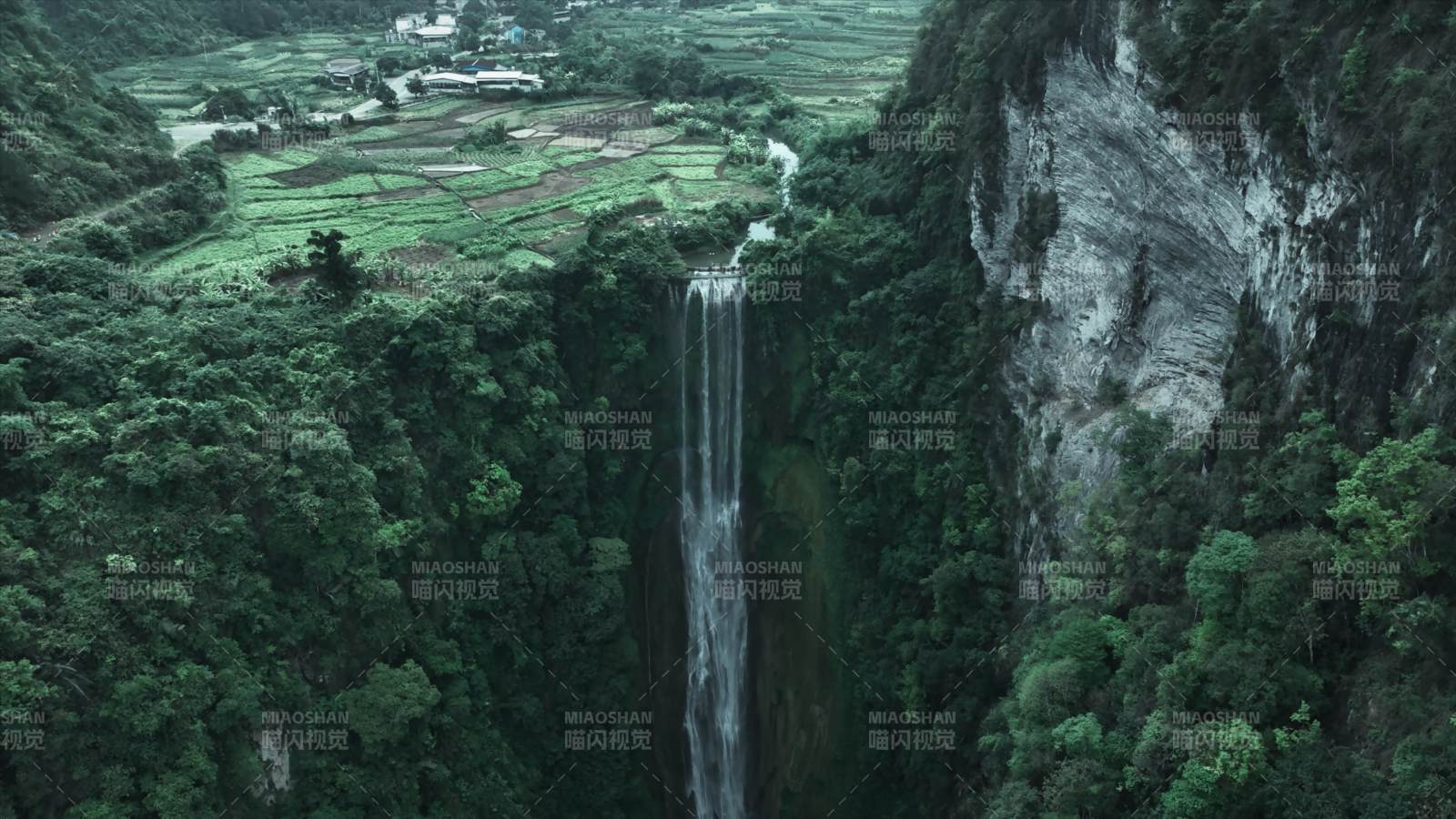 广西瀑布飞泻入谷图片