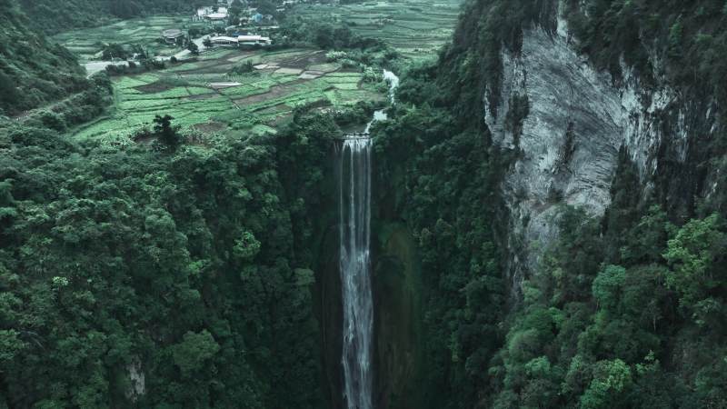 广西瀑布飞泻入谷图片