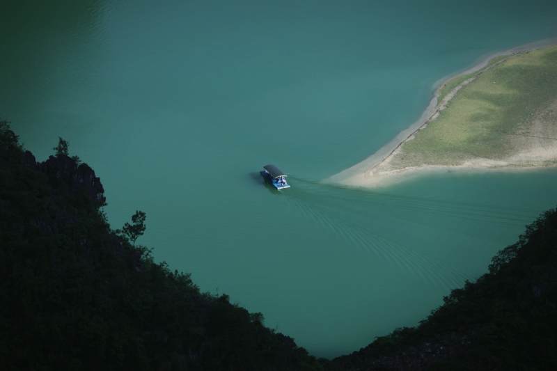 浩坤湖碧水孤舟行图片