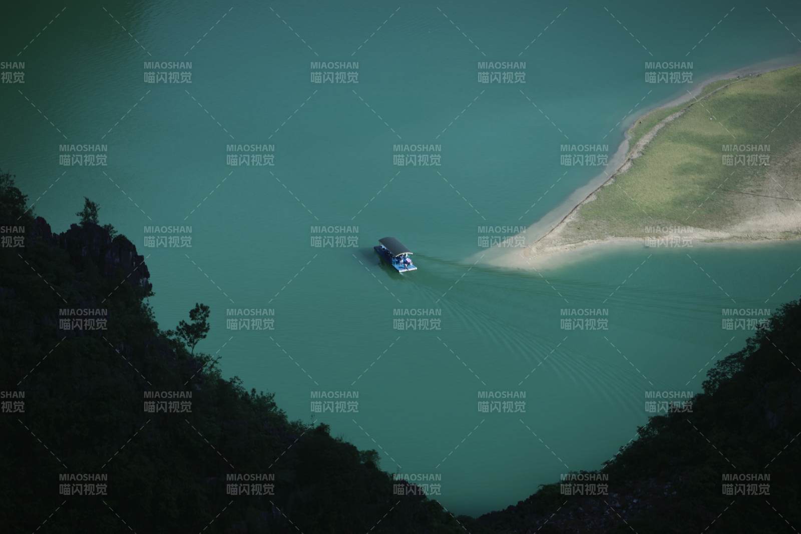 浩坤湖碧水孤舟行图片