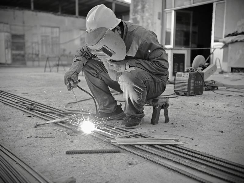 焊工专注作业图片